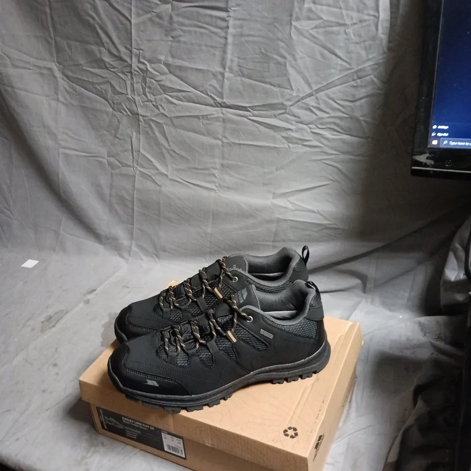 TRESPASS FINLEY LOW CUT 20 BLACK / GOLDEN BROWN MEN'S HIKING SHOES, UK 10