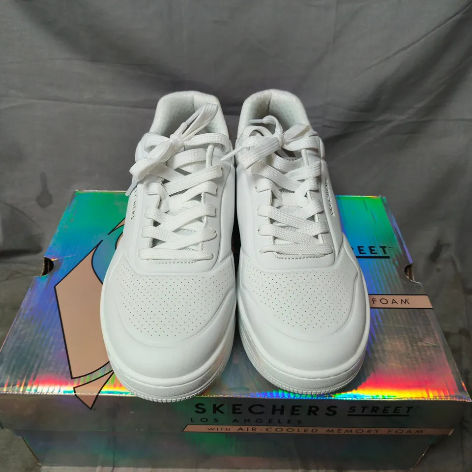 BOXED PAIR OF SKECHERS STREET LOS ANGELES WHITE SNEAKERS WITH AIR-COOLED MEMORY FOAM - SIZE 7