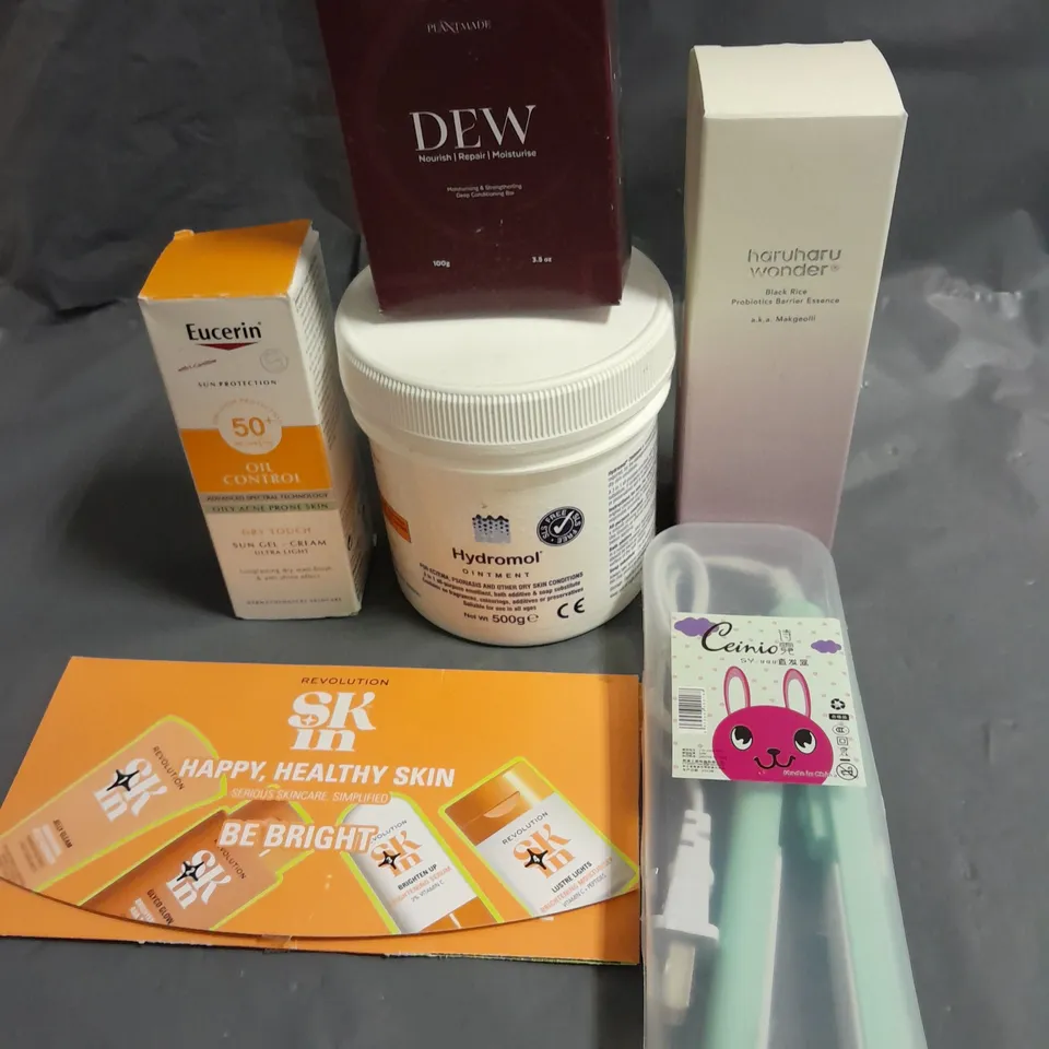 APPROXIMATELY 20 ASSORTED HEALTH & BEAUTY PRODUCTS TO INCLUDE HYDROMOL OINTMENT, MINI HAIR STRAIGHTENER AND EURACIN OIL CONTROL CREAM