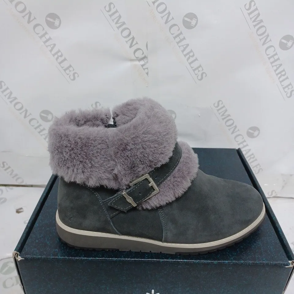 BOXED PAIR OF EMU OXLEY FUR CUFF BOOTS SIZE 6