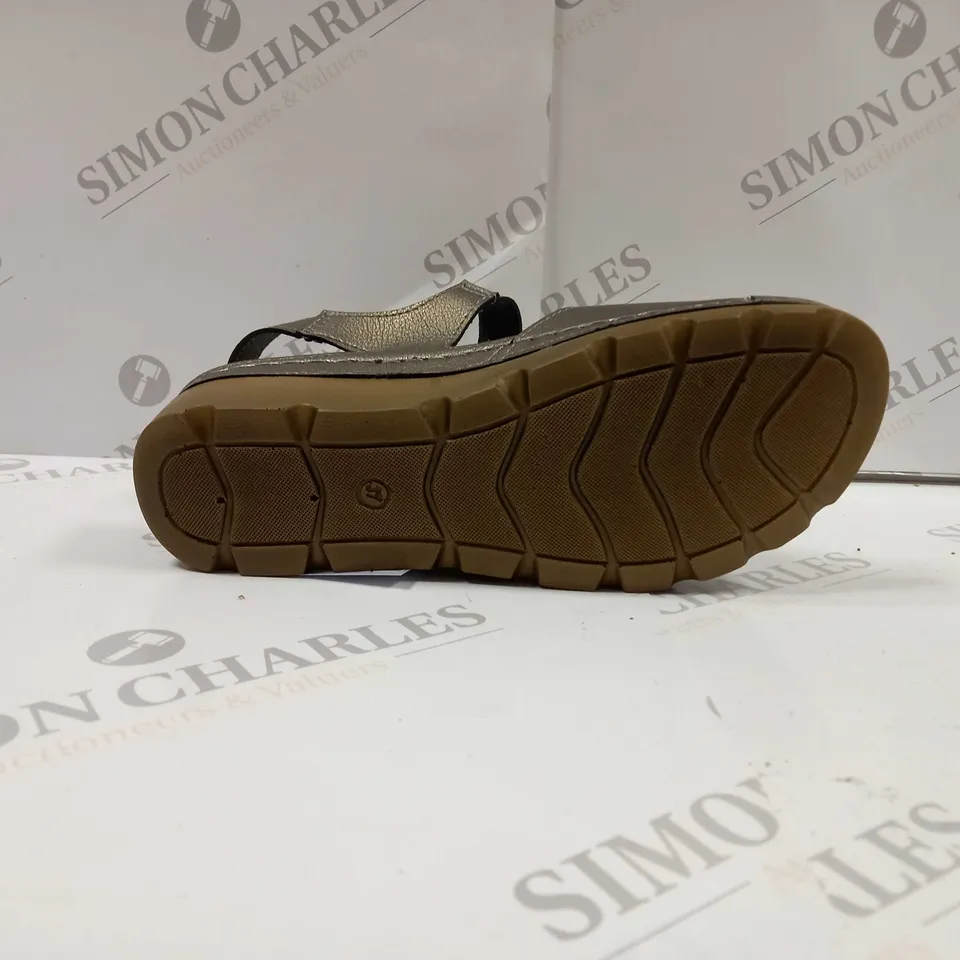 PAIR OF PAVERS SERAY33011 ADJUSTABLE SANDALS UK SIZE 4