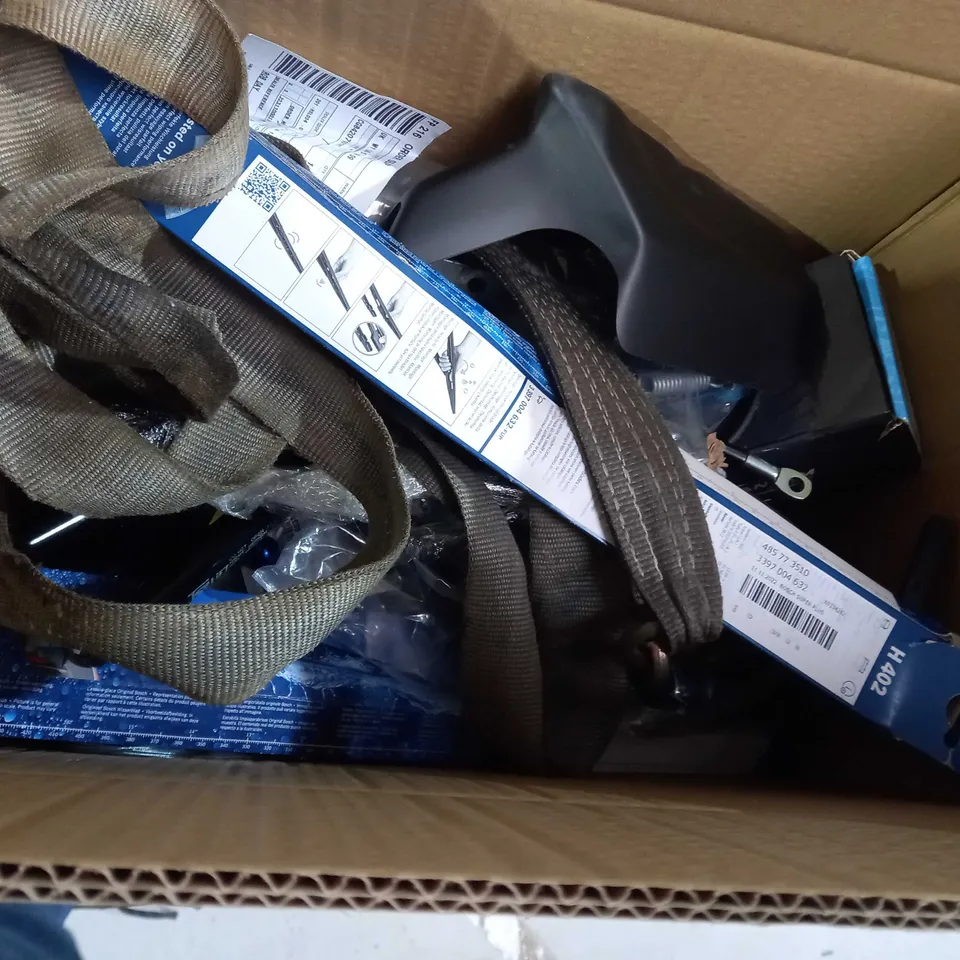 APPROX 15 AUTO ITEMS TO INCLUDE ANTENNA, BADGE, DRIVE EXTENSION BAR SET