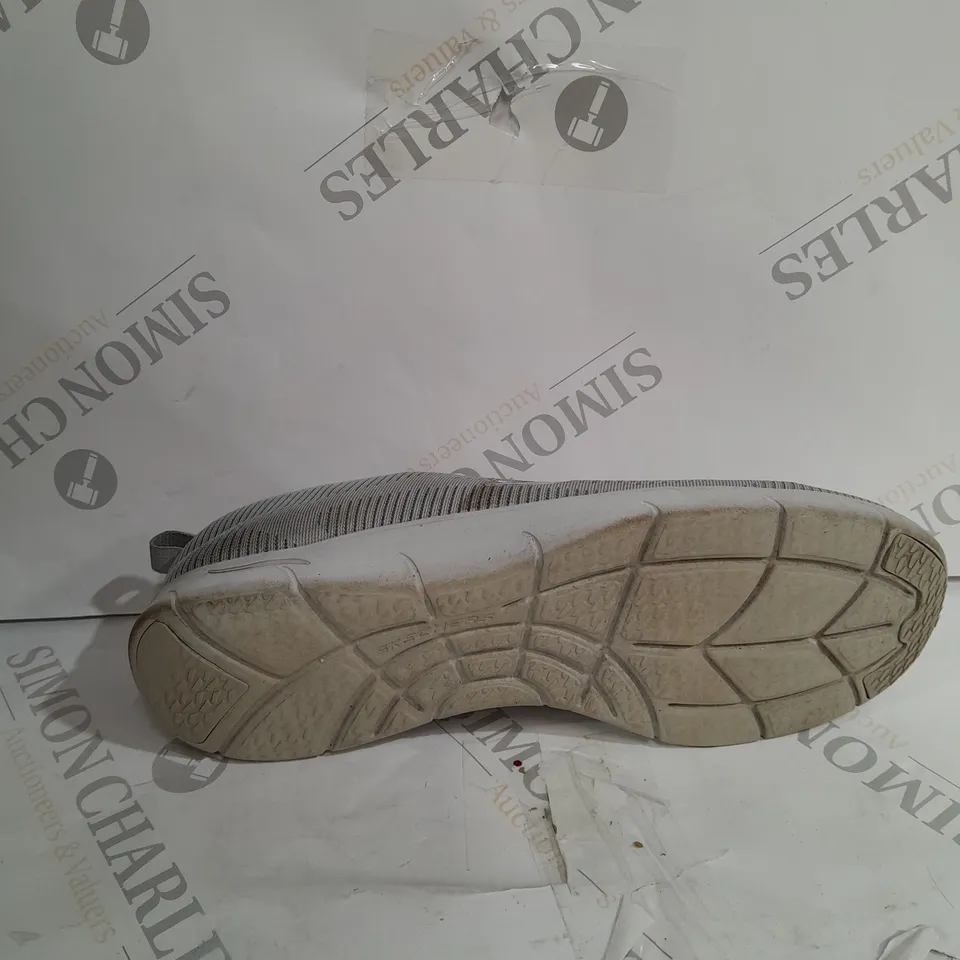 BOXED PAIR OF SKECHERS ARCH FIT TRAINERS IN GREY SIZE 5,5