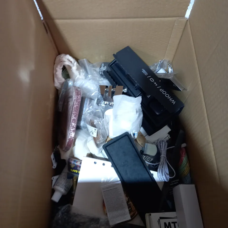 BOX OF ASSORTED ITEMS TO INCLUDE KEY RINGS, COLOURING PENS, TORCH