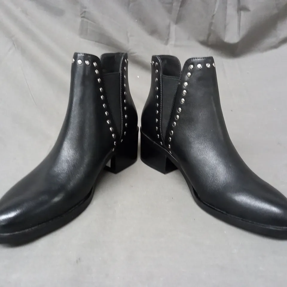 BOXED PAIR OF STEVE MADDEN CADE LEATHER ANKLE BOOTS IN BLACK EU SIZE 36