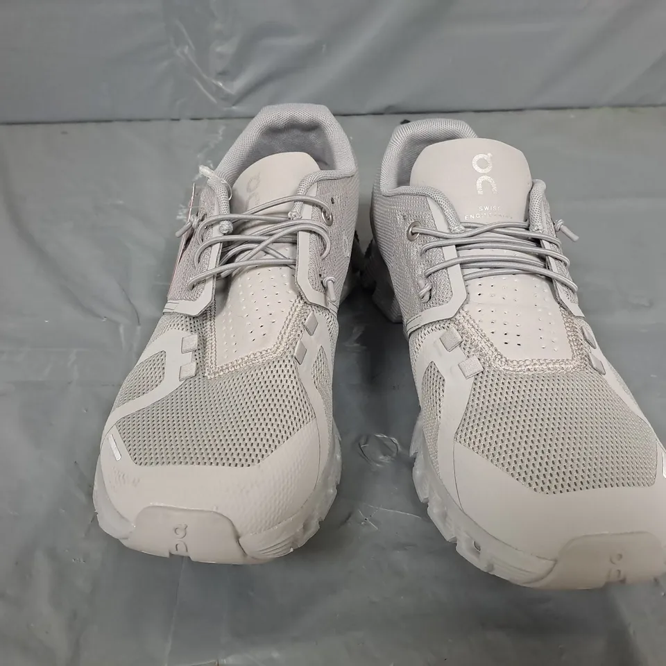 PAIR OF ON CLOUD 5 TRAINERS IN GREY - UK 7