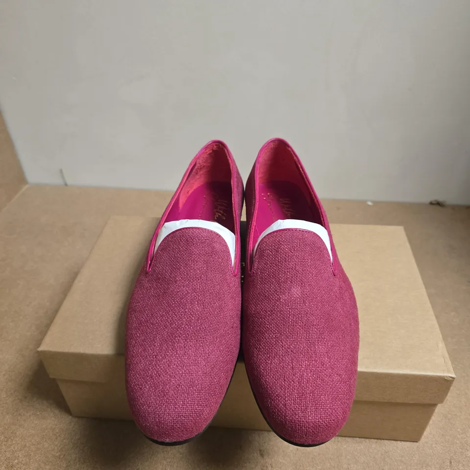 BOXED PAIR OF PENELOPE CHILVERS WOMEN'S PINK SUEDE SLIP-ON SHOES UK 8