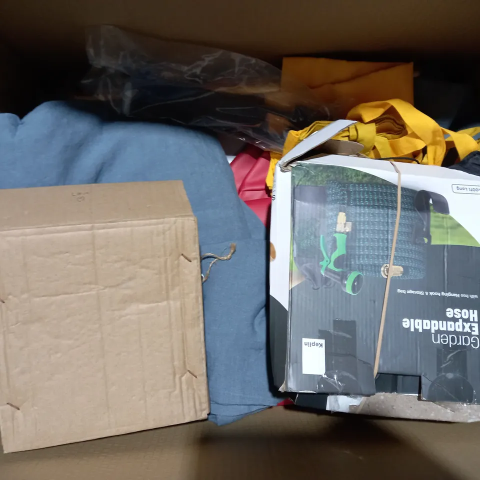 BOX OF APPROXIMATELY 5 ASSORTED HOUSEHOLD ITEMS TO INCLUDE BAE SYSTEMS TRAVEL MUG IN BLACK, WIMBLEDON CHAMPIONSHIP TOWEL, ETC