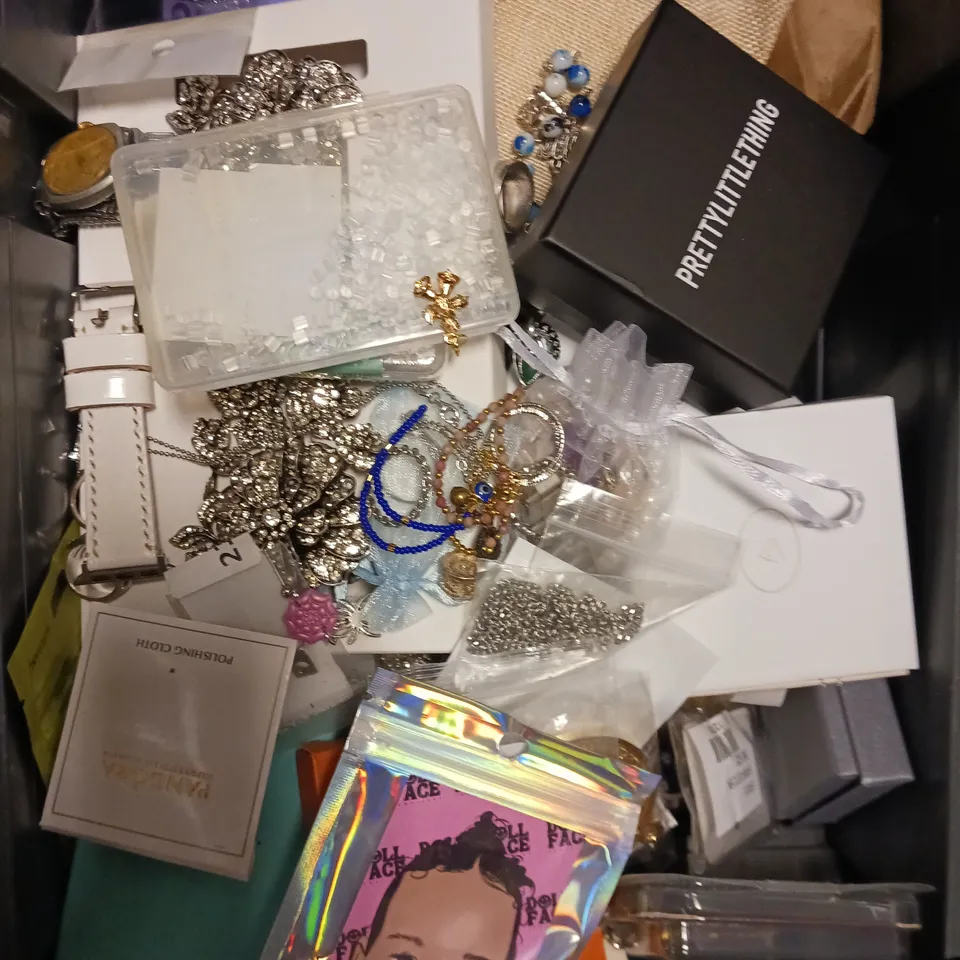 APPROXIMATELY 25 ASSORTED JEWELLERY/COSTUME JEWELLERY PRODUCTS TO INCLUDE WATCHES, BRACELETS, EARRINGS ETC 