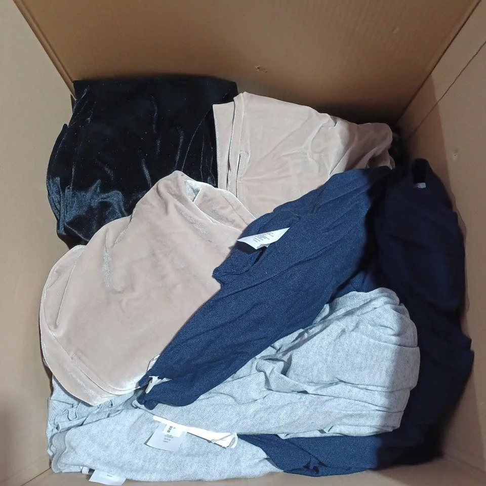 LARGE BOX OF ASSORTED CLOTHING IN DIFFERENT COLOURS AND SIZES 
