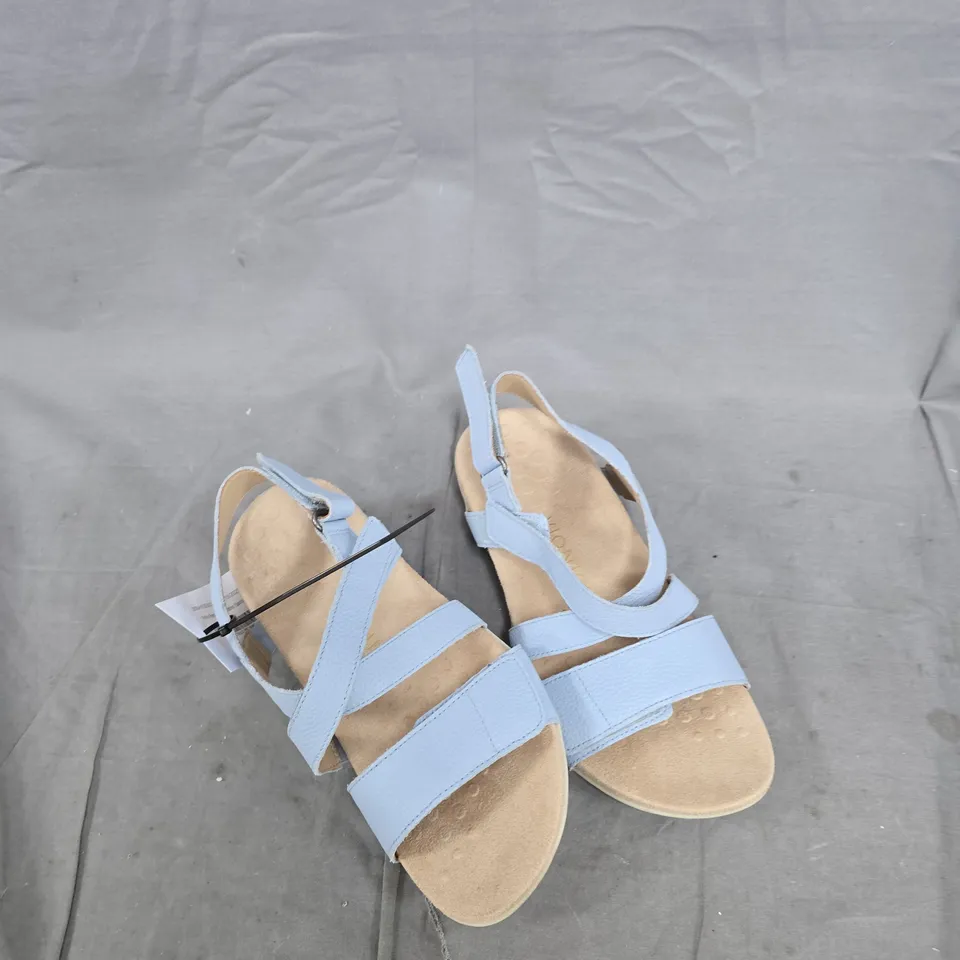 BOX OF APPROXIMATELY 20 ASSORTED ITEMS INCLUDING: OSPREY BAG, BLUE SANDALS AND TREE FIGURE