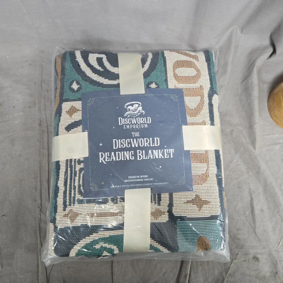THE DISCWORLD READING BLANKET – DISCWORLD EMPORIUM, 150 X 180 CM