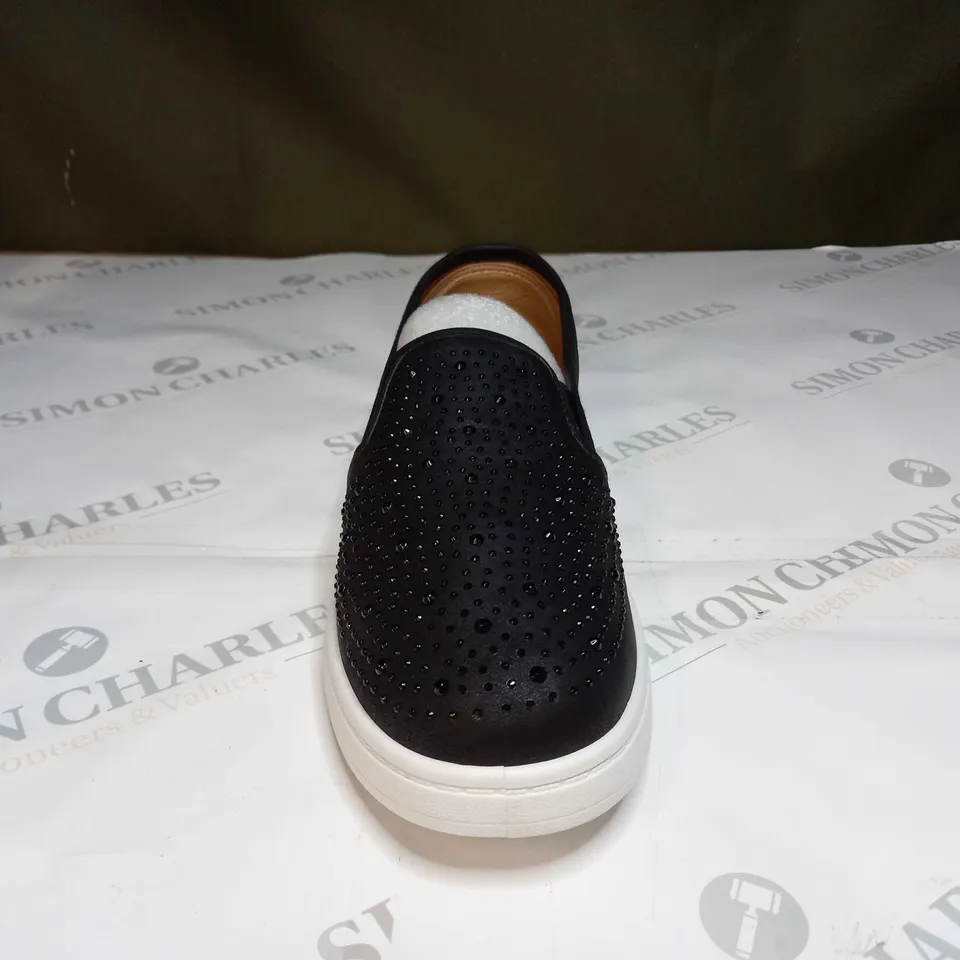 BOXED CUSHION WALK DIAMONATE TRAINERS SIZE 7