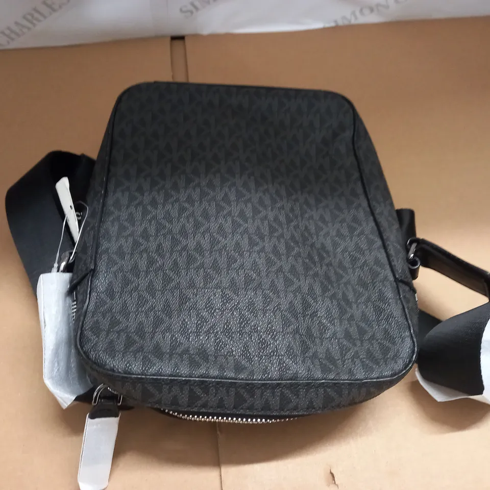 MICHAELS KORS BLACK/GREY FLIGHT BAG