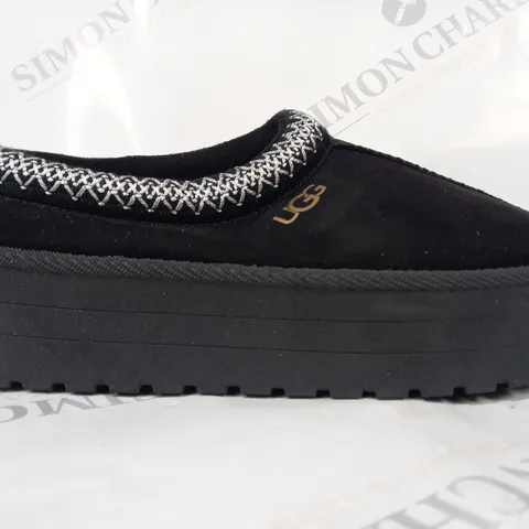 BOXED PAIR OF UGG SHOES IN BLACK EU SIZE 39