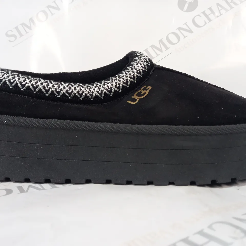 BOXED PAIR OF UGG SHOES IN BLACK EU SIZE 39