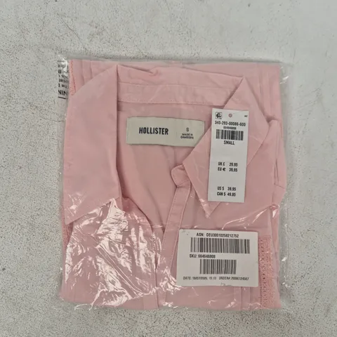 BAGGED HOLLISTER WOMEN'S LACE INSET BUTTON FRONT SHIRT IN PINK SIZE SMALL