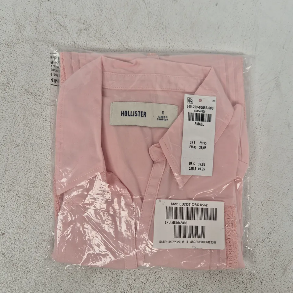 BAGGED HOLLISTER WOMEN'S LACE INSET BUTTON FRONT SHIRT IN PINK SIZE SMALL