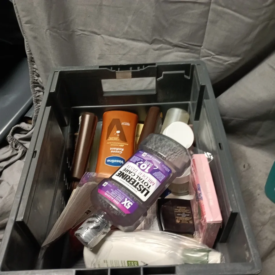 APPROXIMATELY 20 ASSORTED HEALTH AND BEAUTY ITEMS INCLUDING LEE STAFFORD ACTIVATION SHAMPOO, SANEX BODY WASH AND DAISE BODY SCRUB