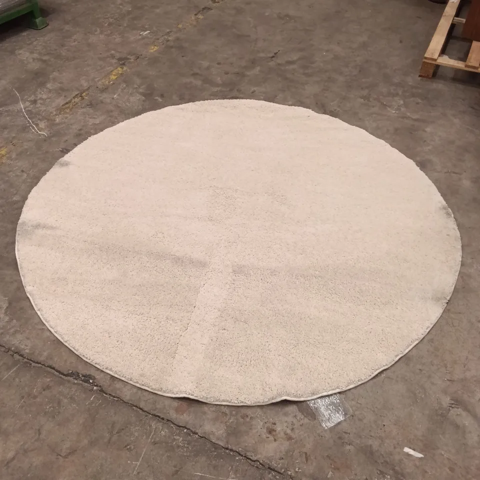 QUALITY DESIGNER AREA RUG - APPROXIMATELY 180CM X 180CM