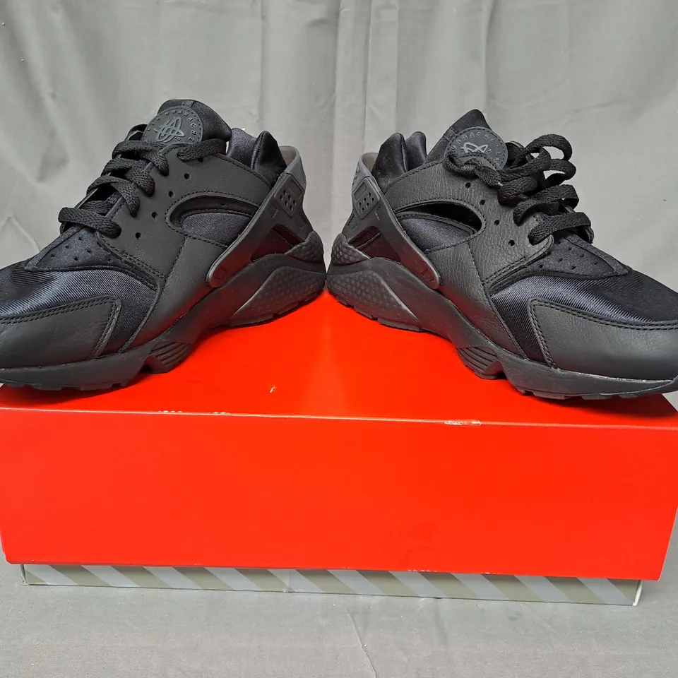 BOXED PAIR OF NIKE AIR HUARACHE SHOES IN BLACK UK SIZE 10