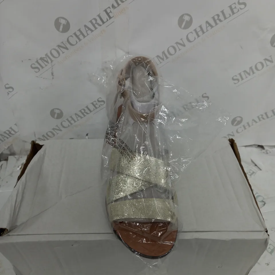 BOXED PAIR OF MARC FISHER OMELA LEATHER SANDALS GOLD SIZE 6.5