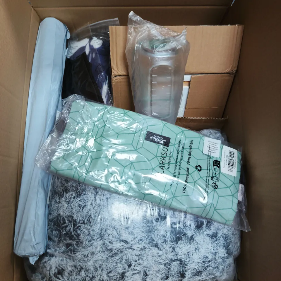 LOT OF ASSORTED HOUSEHOLD GOODS TO INCLUDE DOG BED, WALLPAPER AND DRINKING BOTTLE