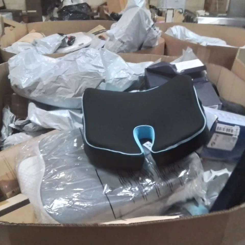 PALLET CONTAINING A LARGE QUANTITY OF PILLOWS 