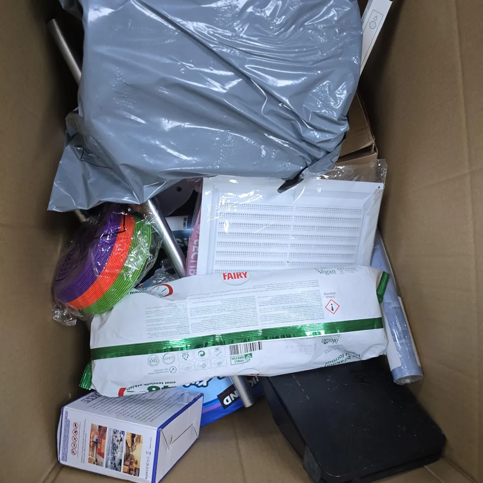 BOX OF APPROXIMATELY 15 ASSORTED HOUSEHOLD ITEMS