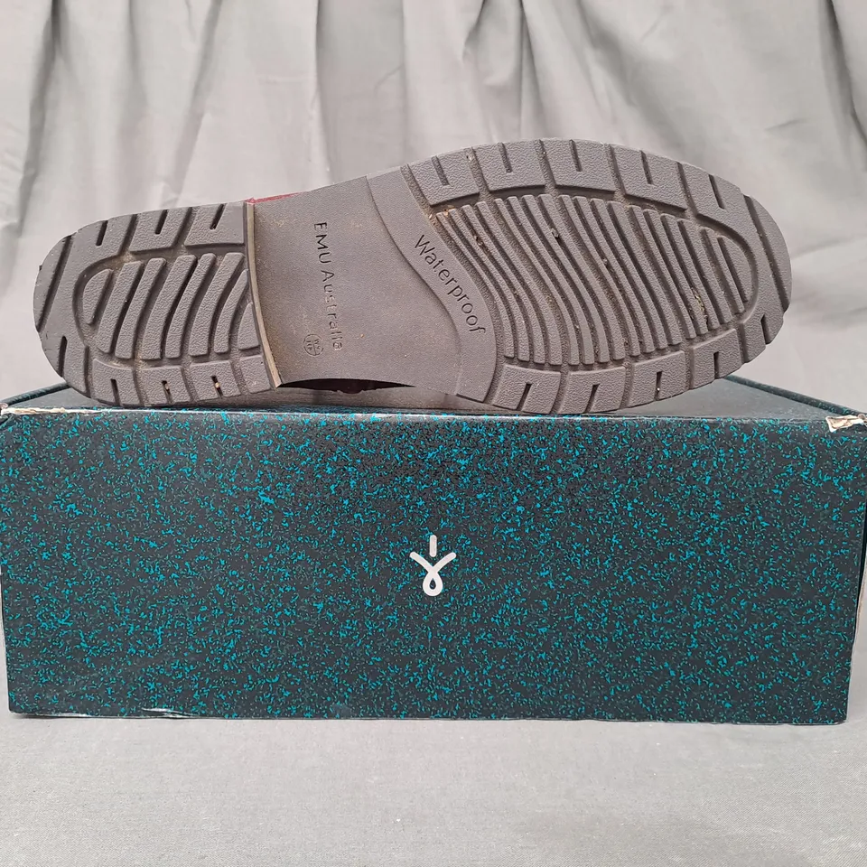 BOXED PAIR OF EMU AUSTRALIA WALDRON BOOTS IN BURNT RUST SIZE 7