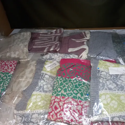 APPROXIMATELY 10 CLOTHING ITEMS IN VARIOUS SIZES AND COLOURS TO INCLUDE JUMPERS