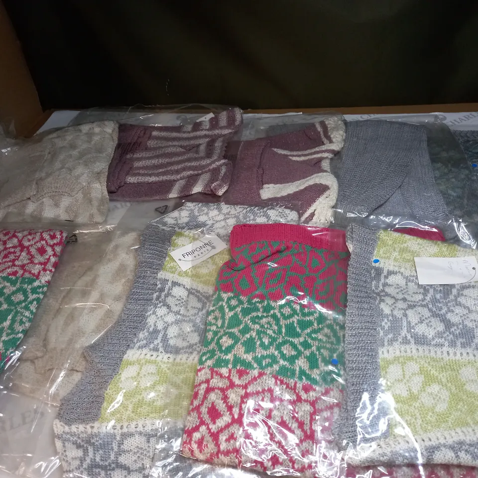 APPROXIMATELY 10 CLOTHING ITEMS IN VARIOUS SIZES AND COLOURS TO INCLUDE JUMPERS