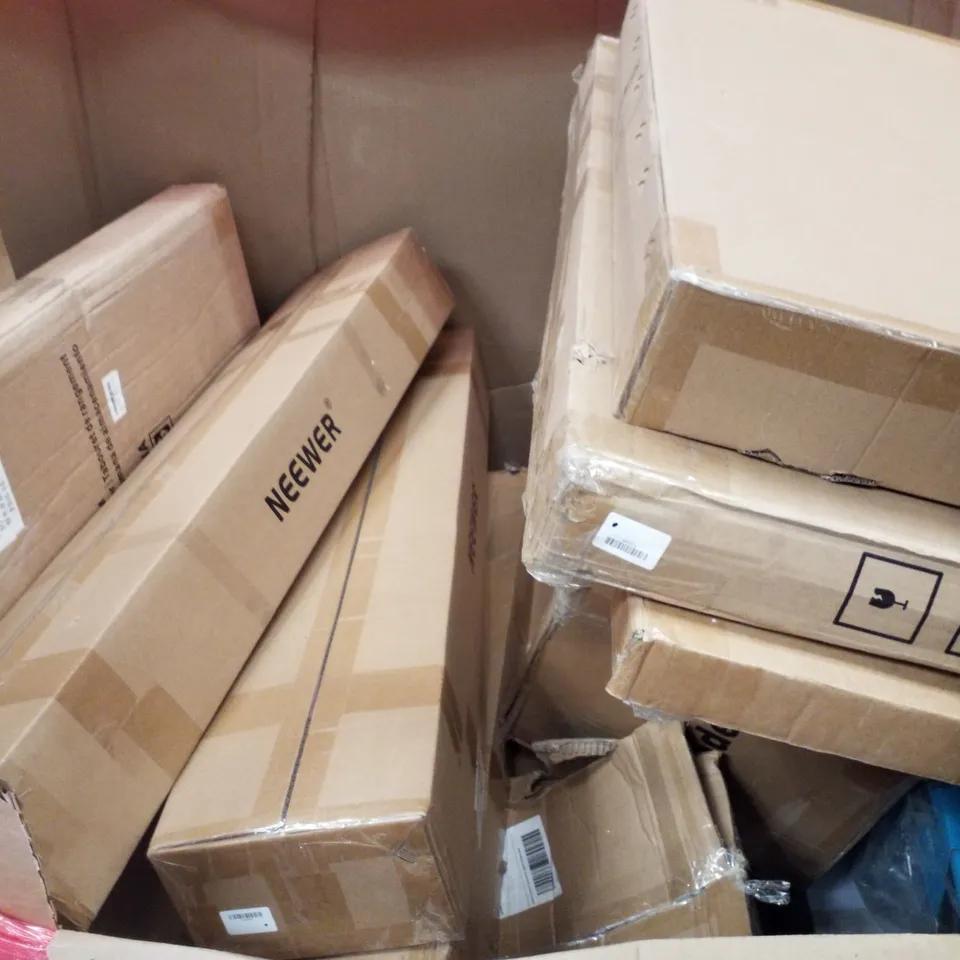 PALLET CONTAINING ASSORTED PRODUCTS INCLUDING STORAGE OTTOMAN, SIDE TABLE, LED CEILING LIGHT & FOLDOUT CHAIR 