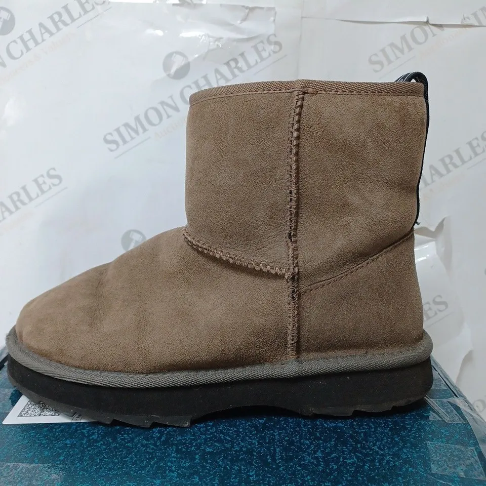 BOXED EMU SHARKY MINI WATER RESISTANT SHEEPSKIN ANKLE BOOTS, CORIANDER - SIZE 6