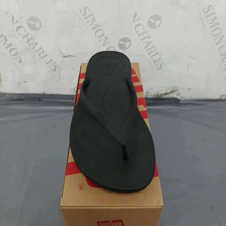 BOXED PAIR OF FITFLOP - IQUSHION ERGONOMIC FLIP-FLOPS SIZE 7