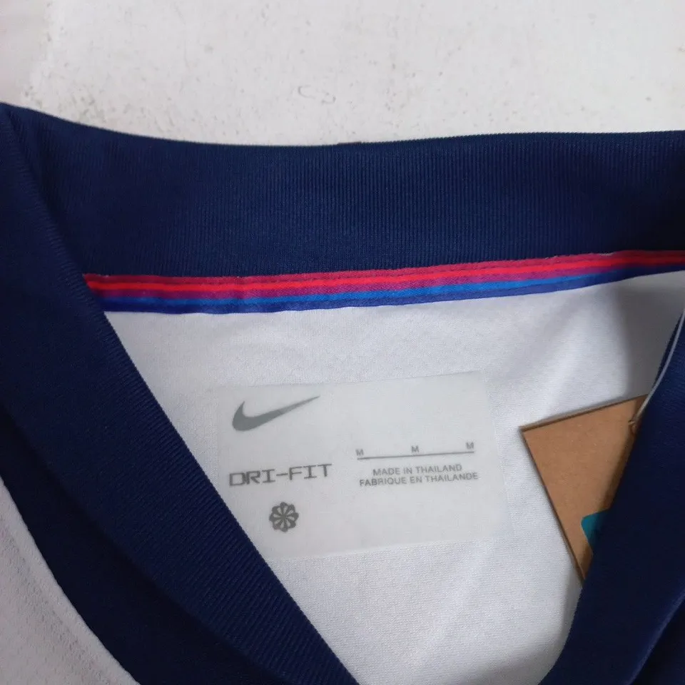 NIKE ENGLAND FOOTBALL SHIRT – MENS WHITE WITH NAVY COLLAR (M)