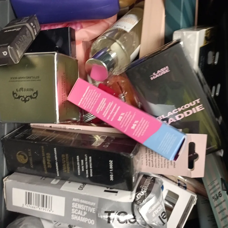 APPROXIMATELY 20 ASSORTED HEALTH & BEAUTY PRODUCTS TO INCLUDE ORAL-B TOOTHPASTE, MATTE PRIMER, STYLING HAIR WAX ETC 
