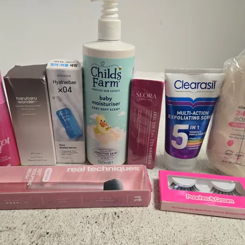 APPROX 12 ASSORTED BEAUTY PRODUCTS TO INCLUDE 2BTANNED CARROT OIL SPRAY, CHILDS FARM MOISTURISER, PEACHES&CREAM EYELASHES, ETC