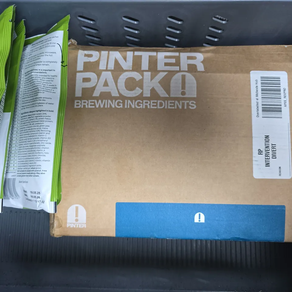 APPROXIMATELY 8 ASSORTED FOOD & DRINK ITEMS TO INCLUDE GREEN VEGETABLE SOUP, DAN DAN NOODLES, ELAH, ETC - COLLECTION ONLY