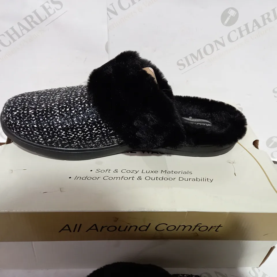 BOXED PAIR OF SKECHERS BLACK/WHITE FAUX FUR LINED SLIPPERS  - SIZE 7