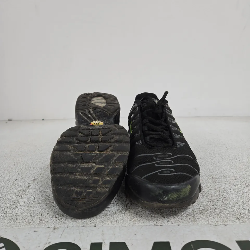 NIKE RUNNING SNEAKER – BLACK WITH NEON GREEN SWOOSH, UK 6 (US 7, EUR 40)