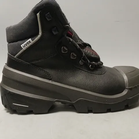 BOXED PAIR OF UVEX SAFETY BOOTS IN BLACK EU SIZE 43