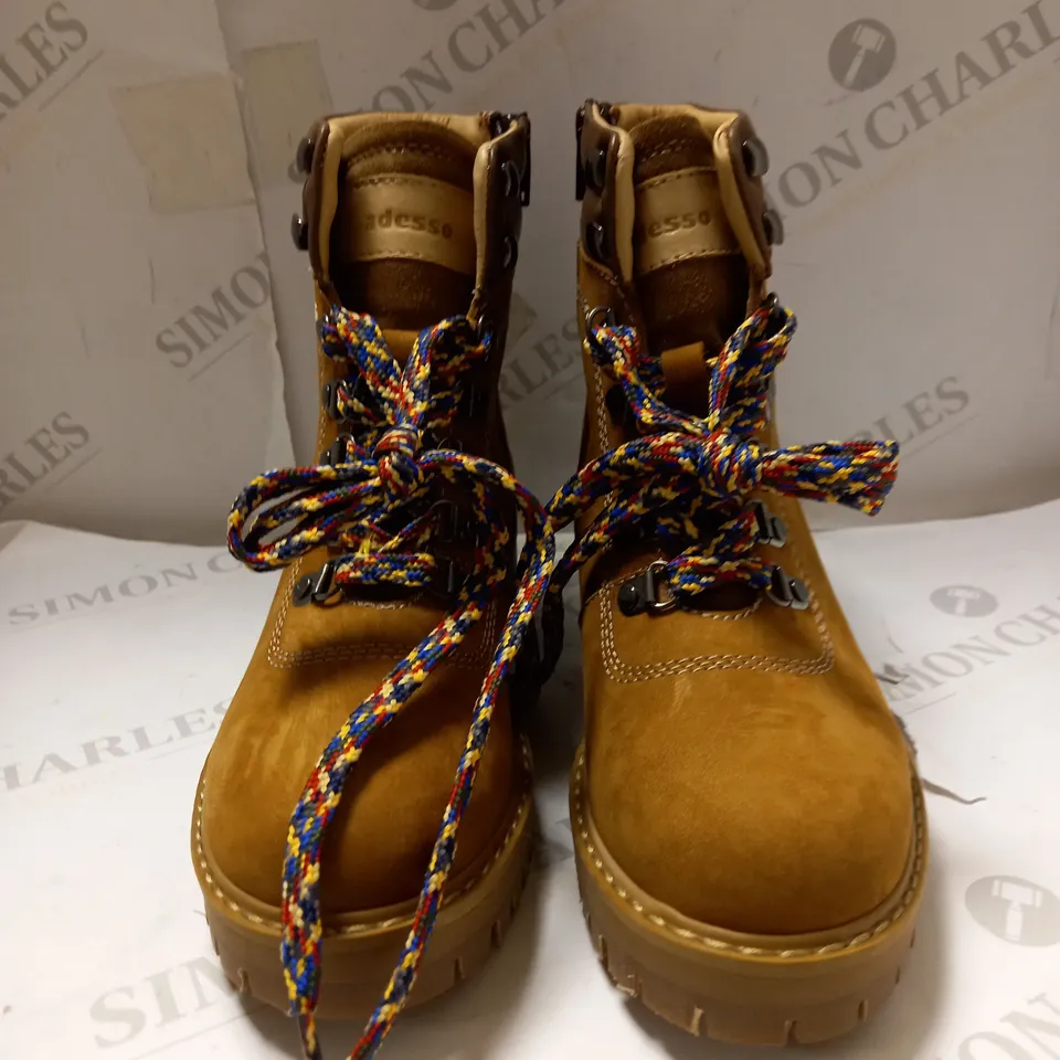 ADESSO TAN RESISTANCE HIKING BOOTS - SIZE 5