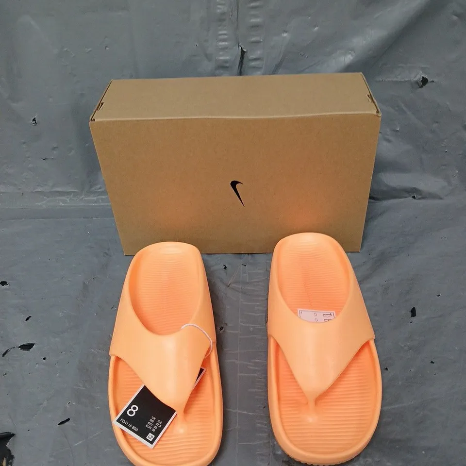 BOXED PAIR OF NIKE WOMENS CALM FLIP FLOP PEACH CREAM UK 5.5