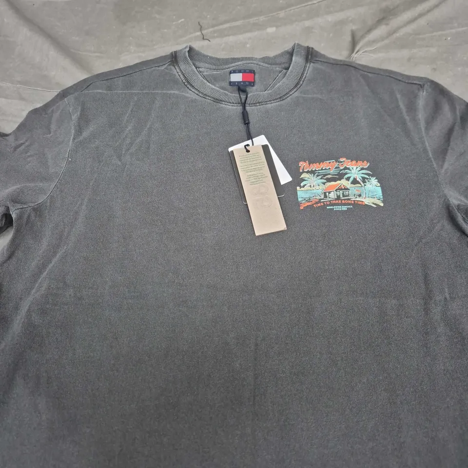 TOMMY JEANS T-SHIRT – GREY WITH PALM-TREE GRAPHIC SIZE M
