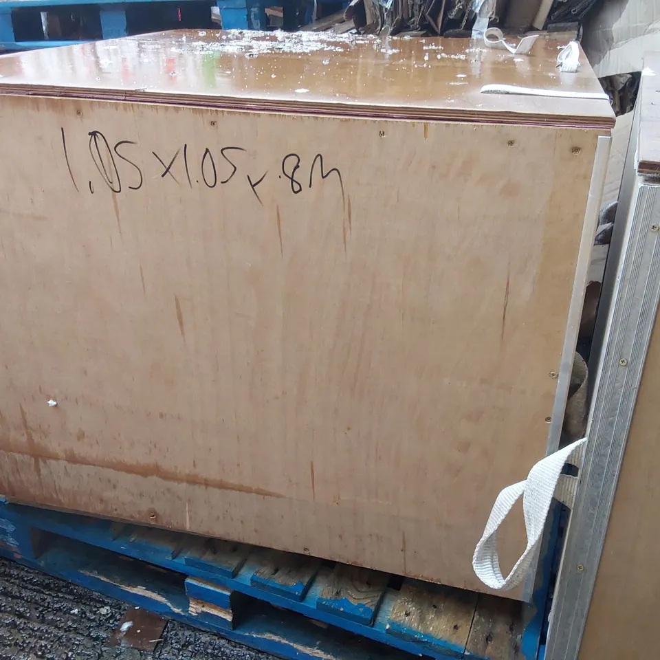 EMPTY WOODEN SHIPPING CRATE - APPROXIMATELY 1.05 x 1.05 x 0.8m