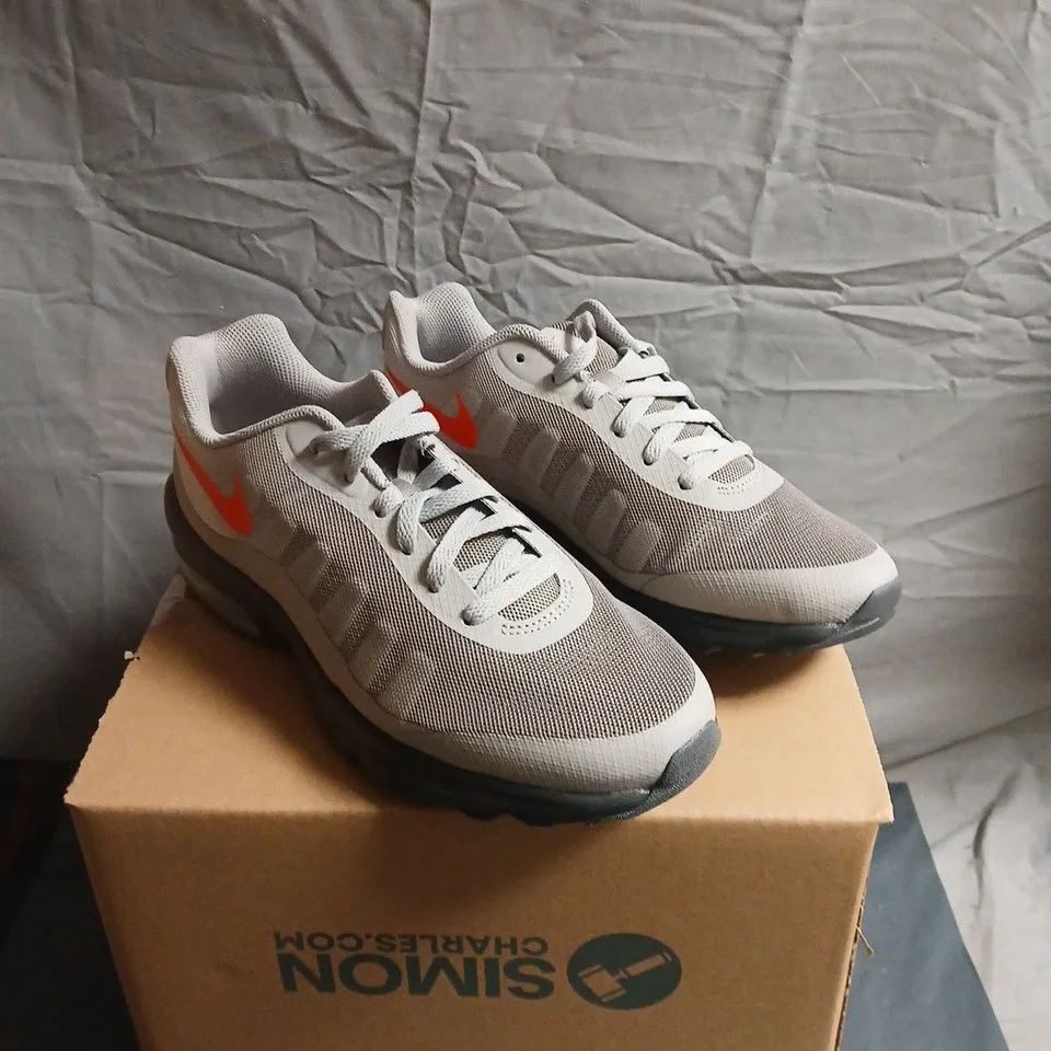 NIKE GREY RUNNING SNEAKERS WITH ORANGE SWOOSH – SIZE 8.5