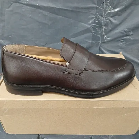 BOXED PAIR OF MOSS BROWN MODERN LEATHER LOAFERS - UK SIZE 10