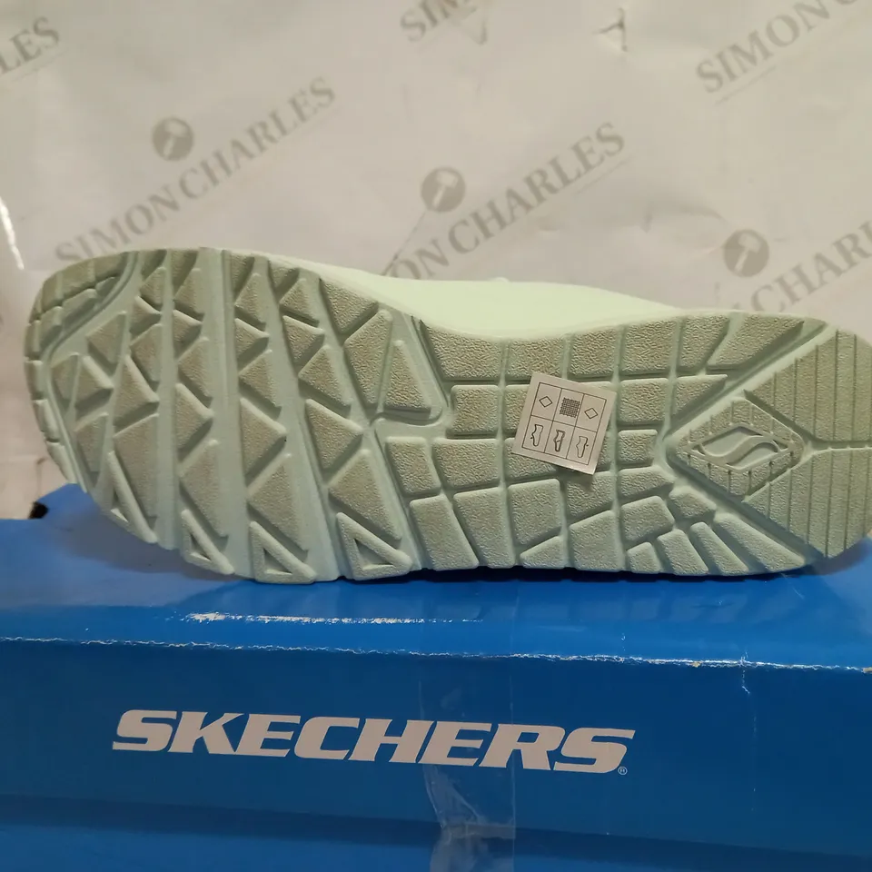 SIZE 7 SKECHERS UNO KICK TRAINERS - MINT