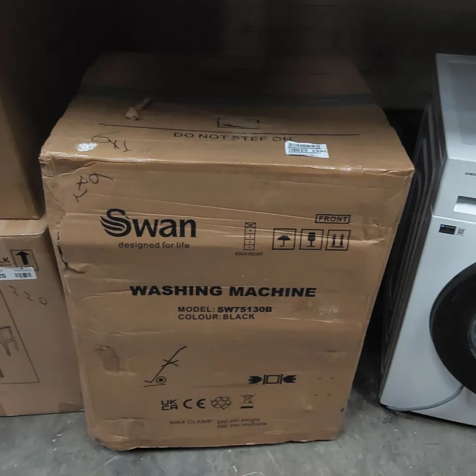 BOXED SWAN SW75130B 9KG LOAD, 1400 SPIN FREESTANDING WASHING MACHINE - BLACK